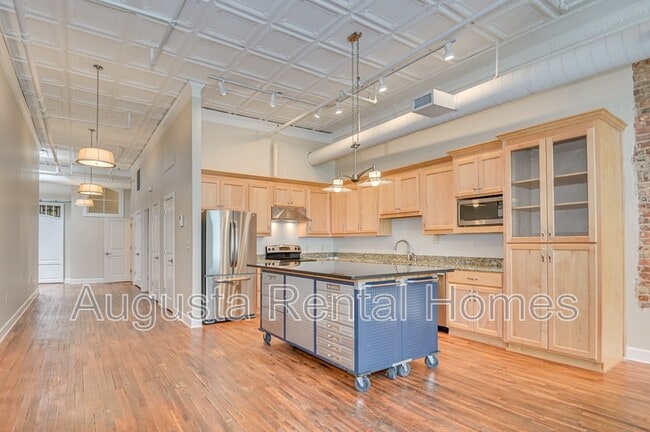 Building Photo - 1106 Broad St Rental