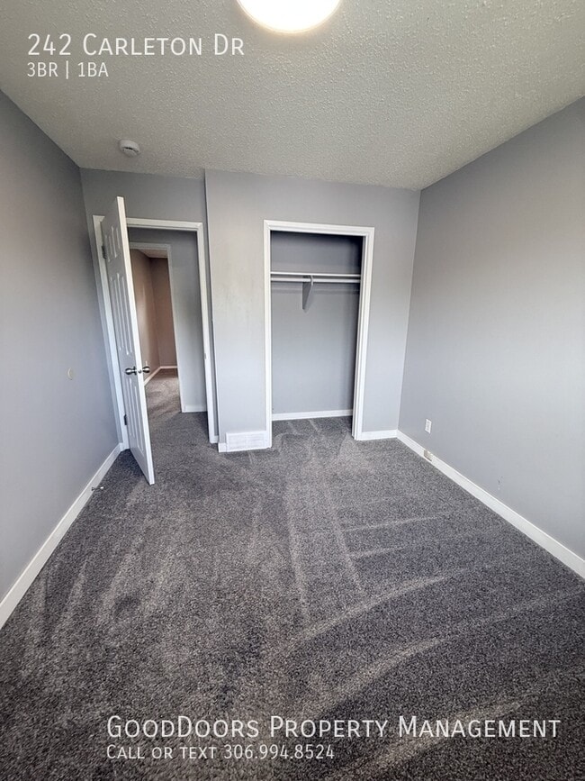Photo - 242 Carleton Dr