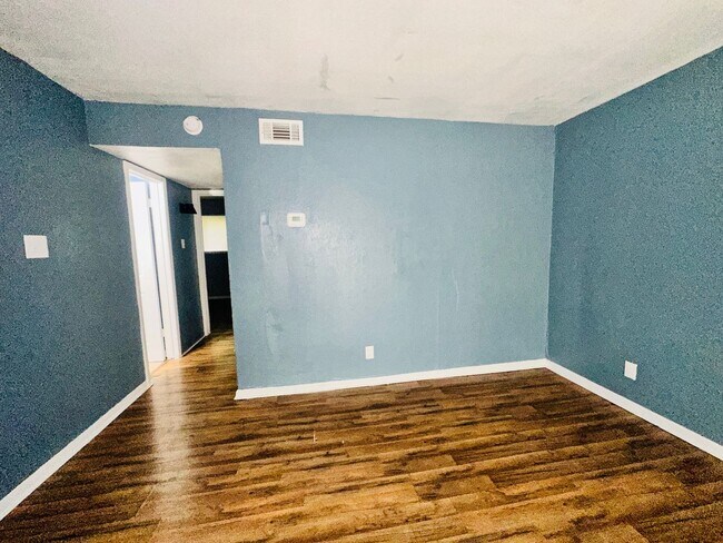 Photo - 407 W AVENUE E. Unit 1