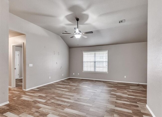 Photo - Charming 3 Bedroom Home in Yukon with Modern Updates