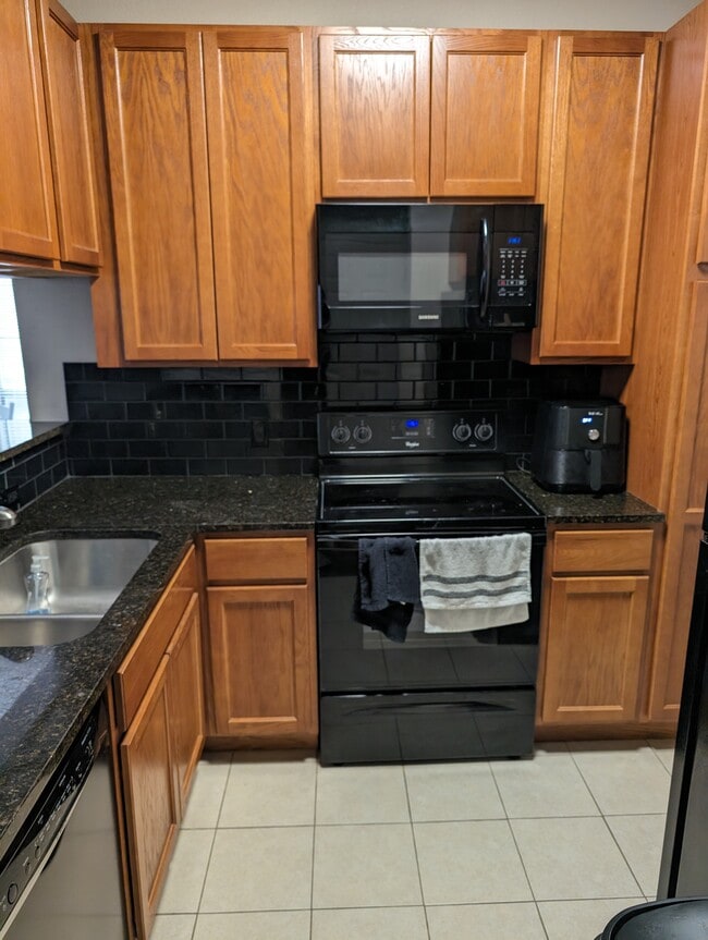 Building Photo - 3001 Cedar Unit 206