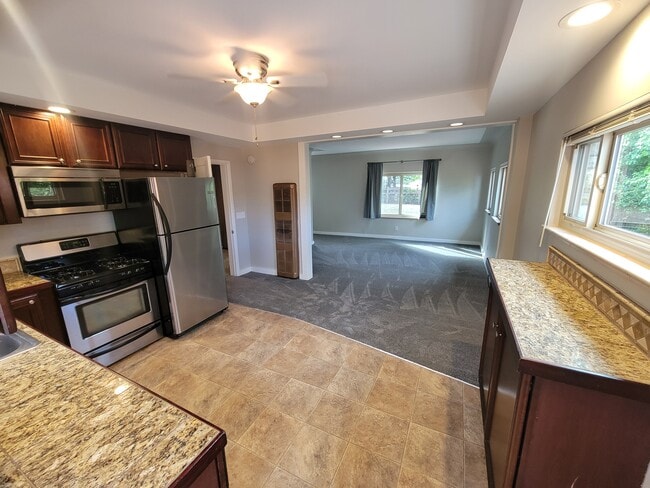 Photo - 1676 Ulster St