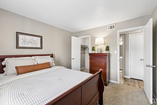 1BR, 1BA - 725SF - Bedroom