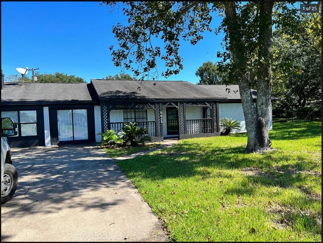 Building Photo - 8672 Cloverdale