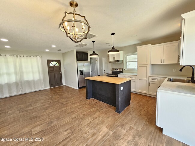 Photo - 6210 Edison St