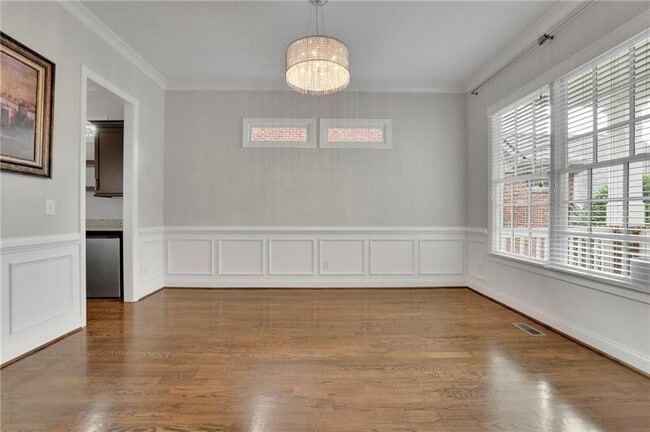 Photo - 3245 Lynwood Dr NE