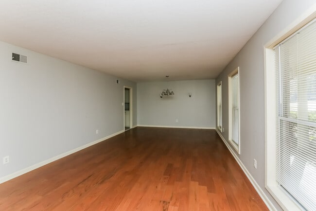 Photo - 5606 Warwick Dr