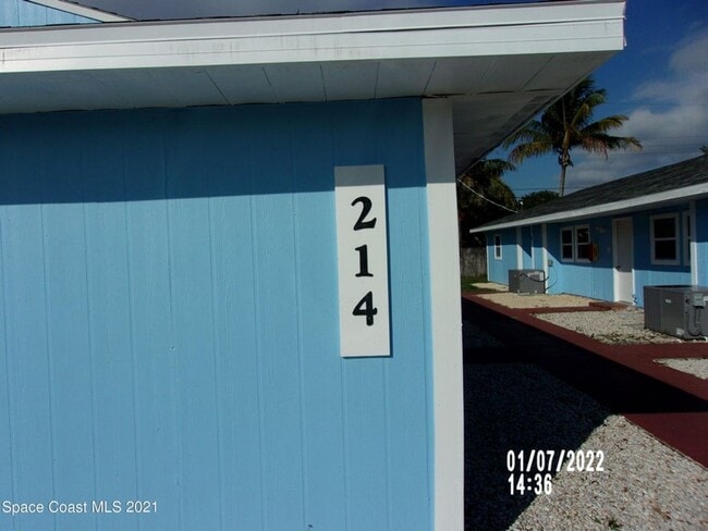 Building Photo - Short Distance to Beach