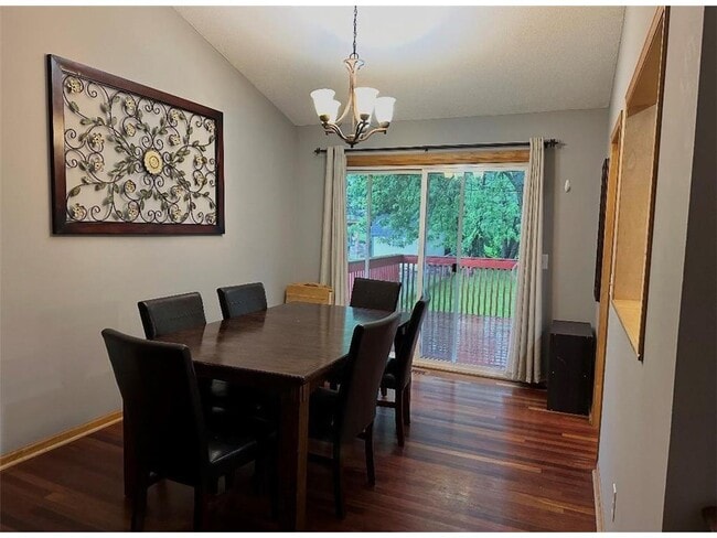 Photo - 1657 Helena Rd N