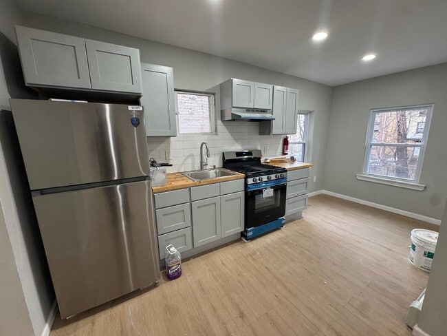 Photo - 163 Lander St