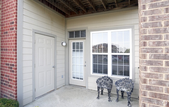 2BR, 2BA - 1094 SF