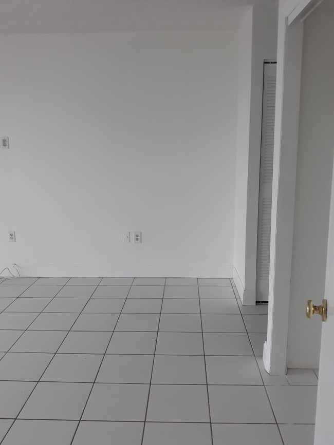 Master bedroom - 16751 NE 9th Ave Unit 401