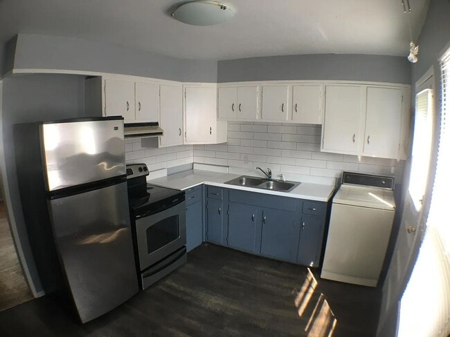 Building Photo - 2 bedroom 1 bath with fenced backyard