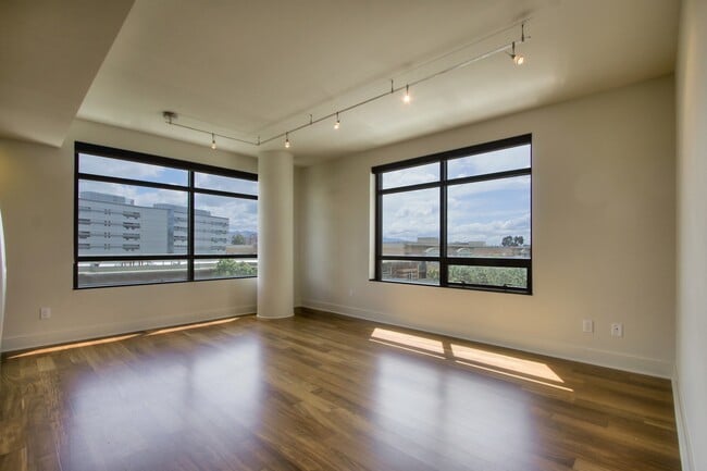 Photo - Gorgeous 2 Bedroom/2 Bathroom Condo for Rent at The 88 Unit 605
