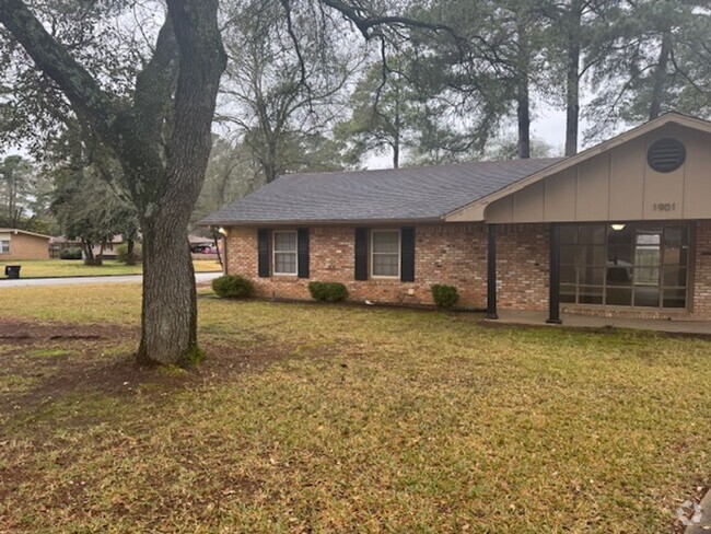 Building Photo - 3/2/2 fenced yard 2 living areas Rental