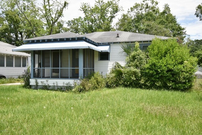 Photo - 843 Mackinaw St