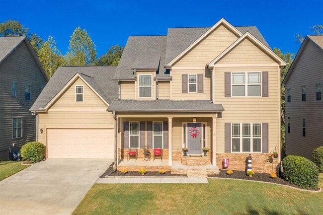 Building Photo - Hurry and show this 5 bedroom, 3 full bath...