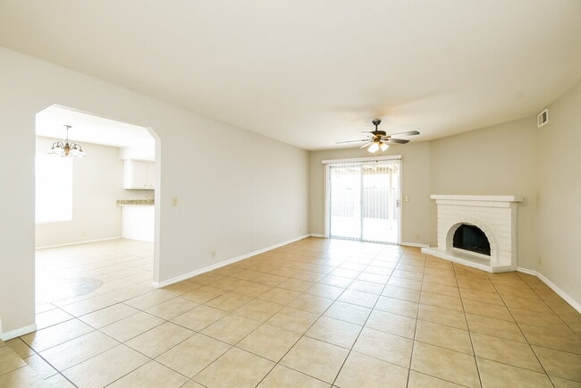 Photo - 503 W Cheyenne Dr