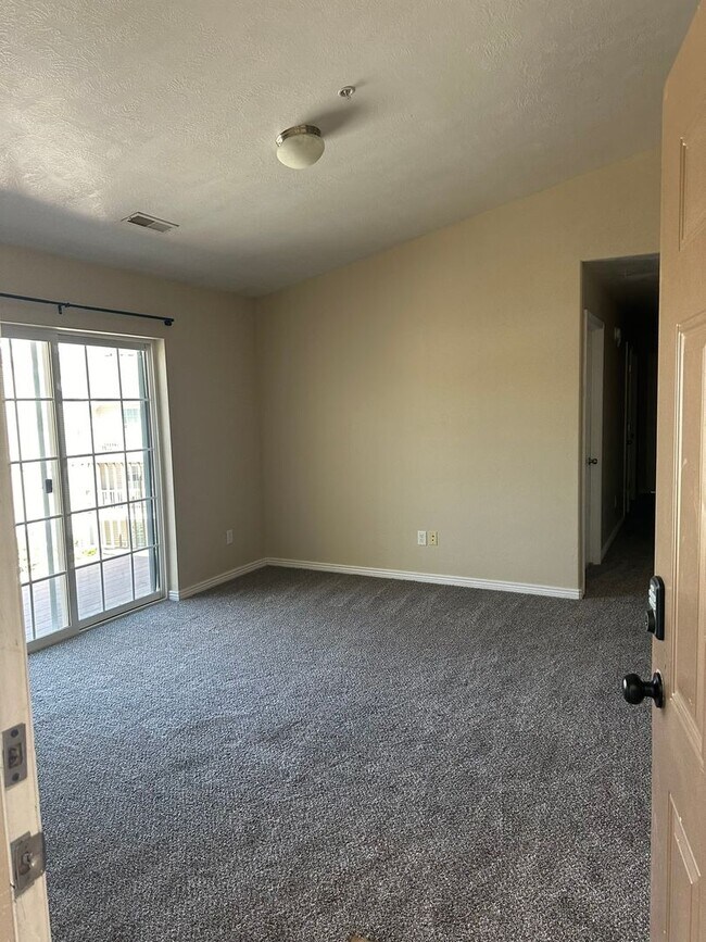 3 Bedroom 2 Bathroom Townhome - 3 Bedroom 2 Bathroom Townhome