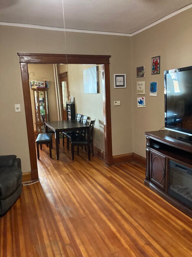 living room - 1239 Western Ave Unidad 1239A western ave