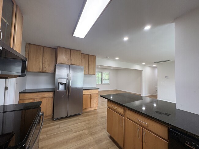 Building Photo - 499 Greenwell Ct