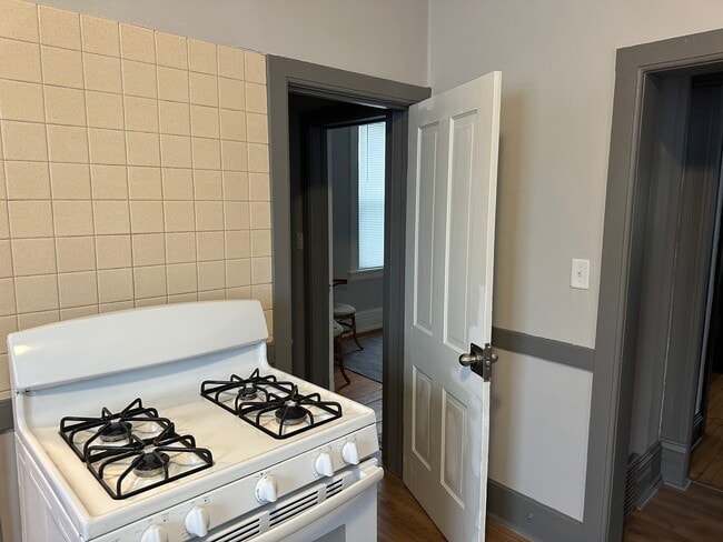 Building Photo - 323A Superior Ave Unit Upper