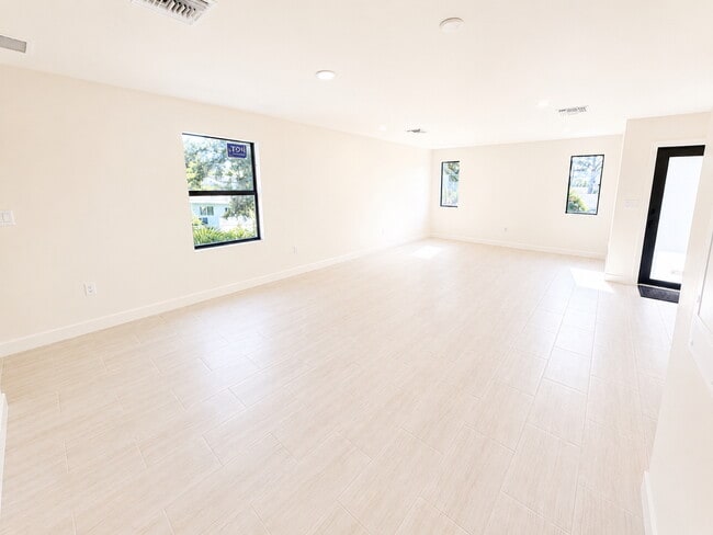 274 SE 9th Ave Unit 3