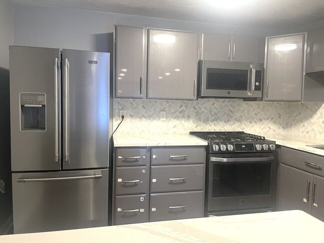 Building Photo - Bright 2-bedroom condo with balcony and ma...