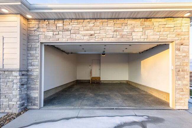 Photo - Beautifully Built 4 Bed Duplex!