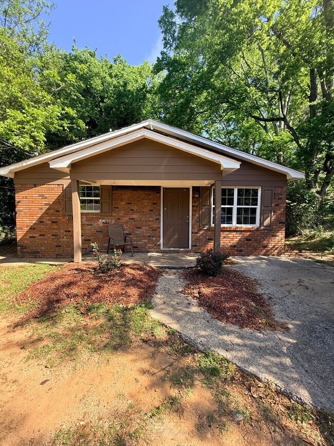 Building Photo - 4 bedroom HOUSE!