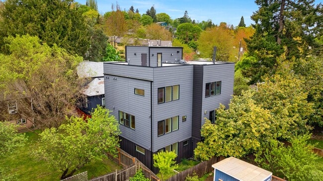 Building Photo - Gorgeous Urban Madrona 3-bedroom home