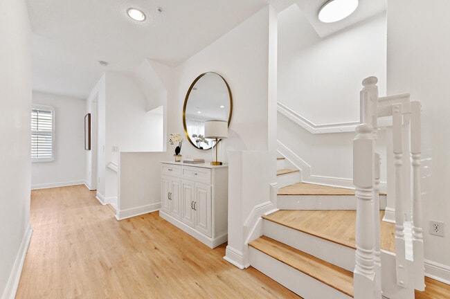 Photo - 642 NW 38th Cir