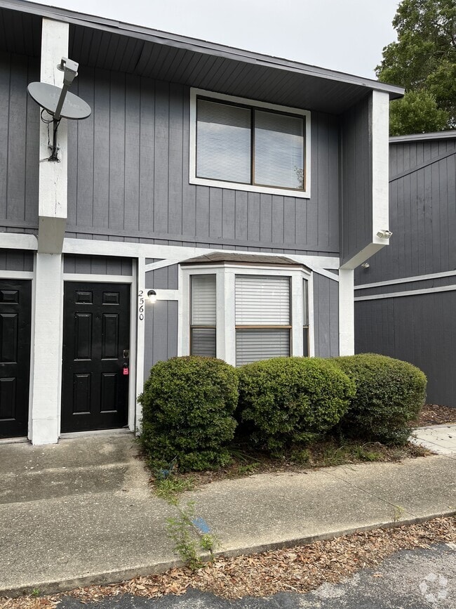 Building Photo - 2560 SW 31st Pl Rental