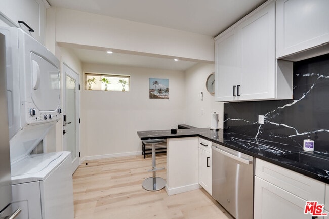 Photo - 9040 Phyllis Ave Unidad B