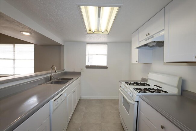 Kitchen - 542 Connorvale Ln