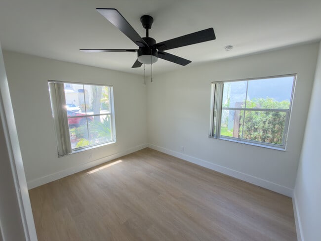 Photo - 6561 Fern St