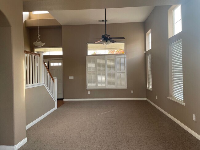 Photo - Large 5 bedroom 3 bathroom N/E Fresno home...