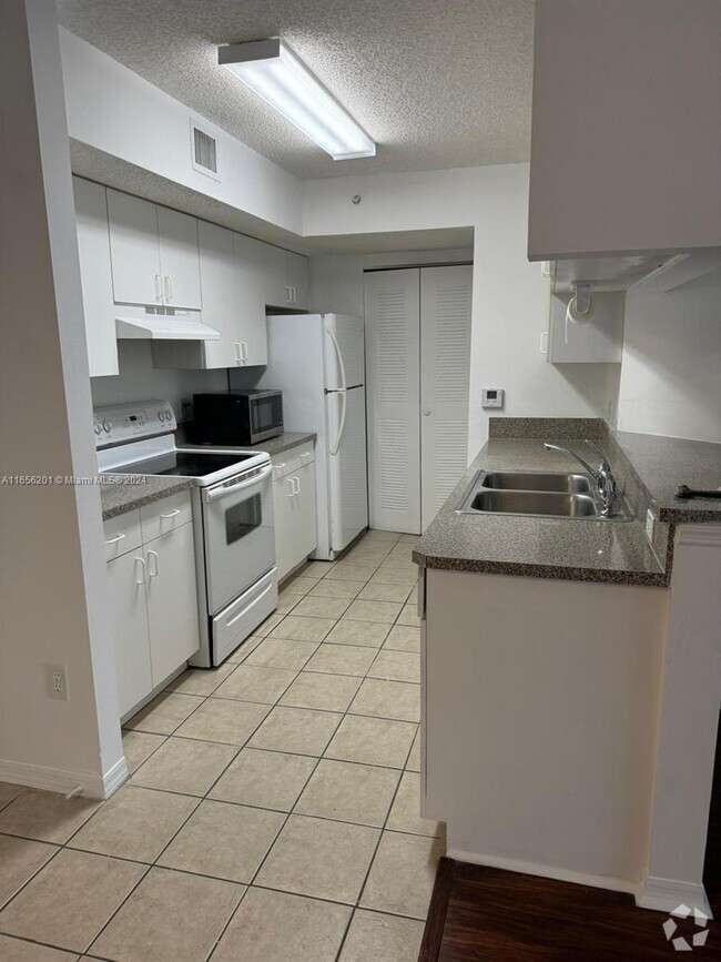 Building Photo - 2 bedroom in Hollywood FL 33020 Rental