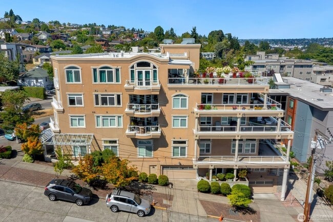 Building Photo - Luxury spacious Unit 101