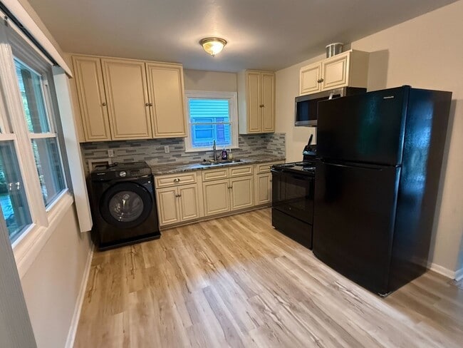 Photo - 828 Willow Pl