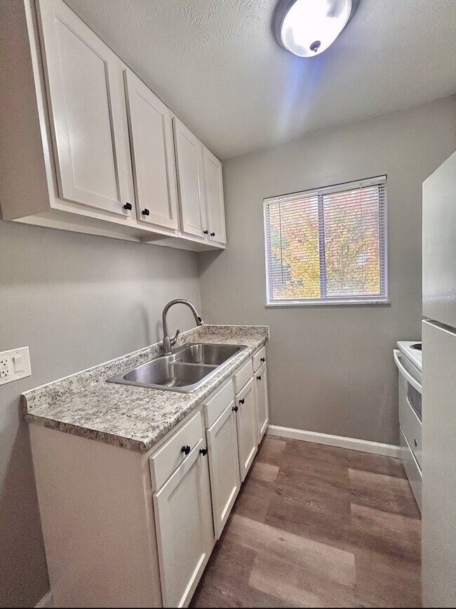 Photo - Recently Renovated 1-Bedroom Apartment in ... Unit 1589 Glen Parker Ave -12