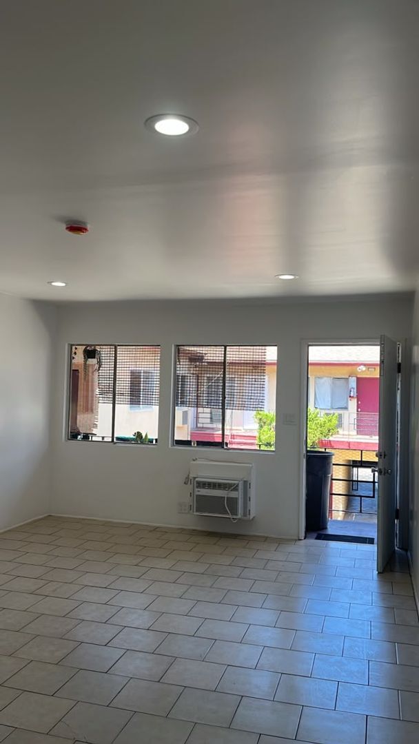 Building Photo - Charming, Remodeled Studio Apartment in Panorama City Unit Q