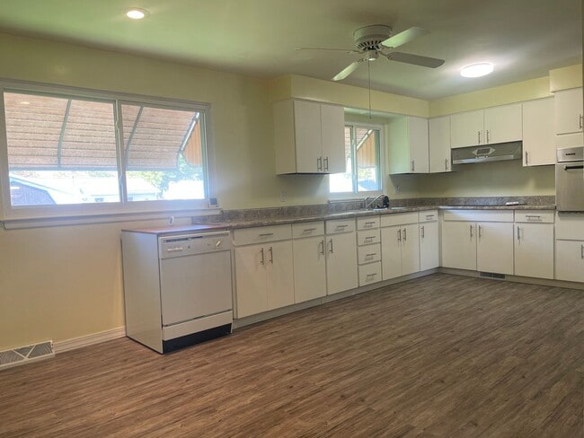 Photo - Charming Mid-Century Modern 3 bedroom on the West Side $1700 per month