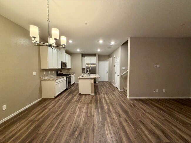 GATED 3 BED 2.5 BATH TOWNHOUSE IN NORTH LAS VEAGS FOR RENT!