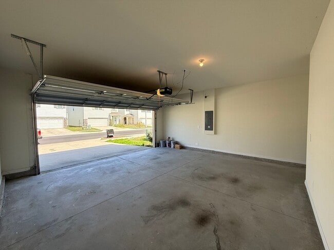 Photo - Spacious 4-Bedroom Modern Home in Oaks Preserve – Perfect Gainesville Location