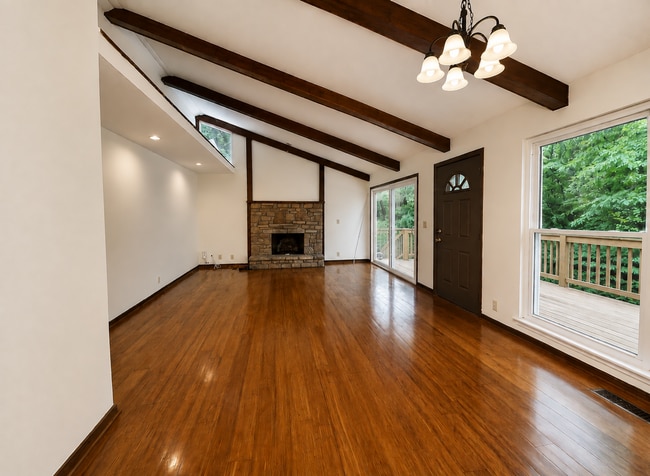 821 E Lakeside Dr