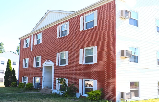 Williamsburg Apartments - Williamsburg Apartments
