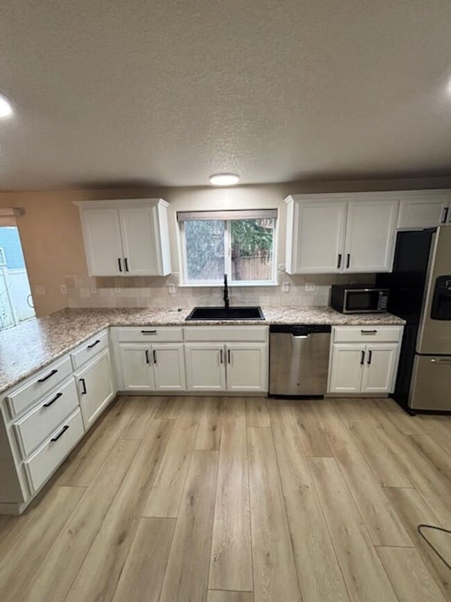 Photo - 3 Bedroom 2.5 Bath Newberg OR