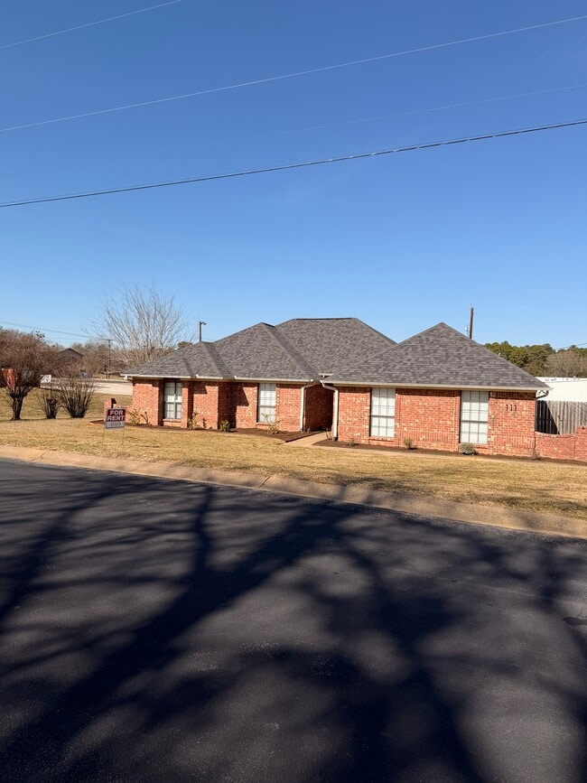 Photo - 111 Crestview St