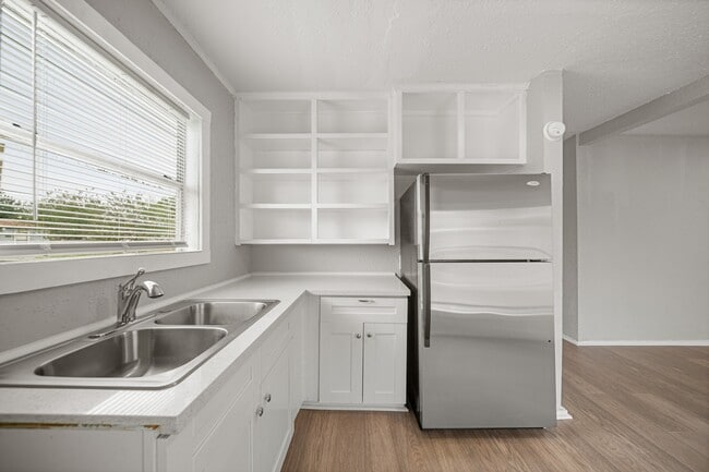 Building Photo - 1723 W 5th St Rental